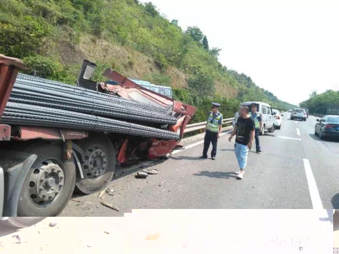 成綿高速發(fā)生多車追尾 車輛積壓嚴重