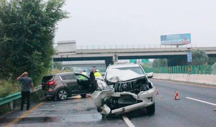 高速路突遇前車急?；蚣眲x車咋辦? 搞懂這兩點, 保住小命!