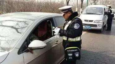 遇到交警查車，忘記帶駕駛證怎么辦?