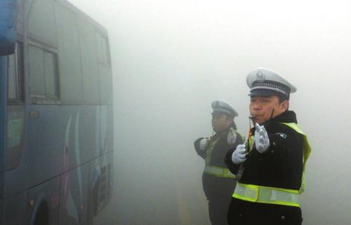 大霧天氣安全駕駛六大技巧