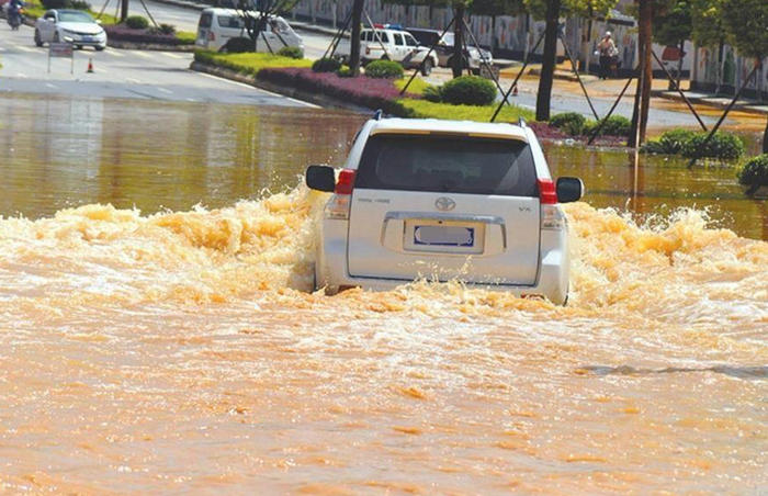 車停在路邊被水淹了怎么辦