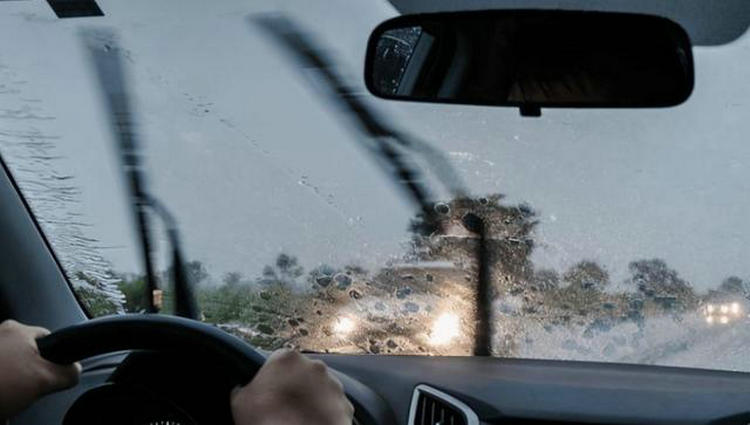 雨天開車擋風玻璃看不清怎么辦