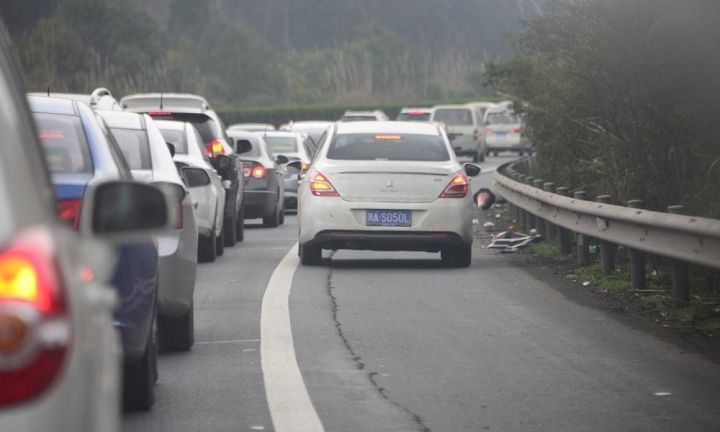 在高速上走應(yīng)急車道扣幾分罰多少錢