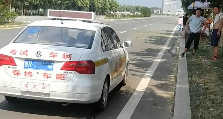 靠邊停車(chē)完成后不關(guān)轉(zhuǎn)向燈可以嗎