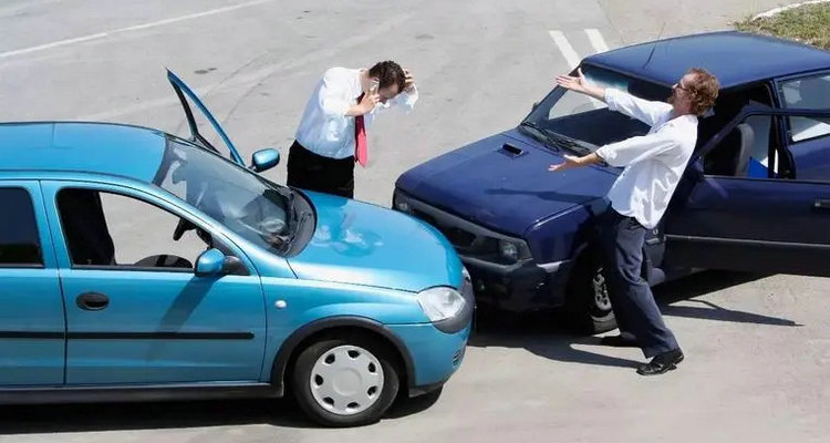 自己把車撞了能走保險嗎