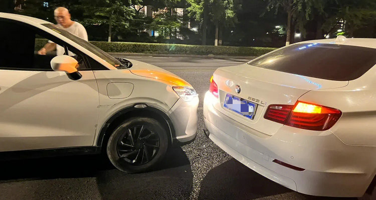 前車變道導(dǎo)致后車追尾是誰的責(zé)任