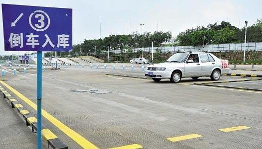 科目二倒車入庫點位圖，到點就需要打方向、剎車、踩離合