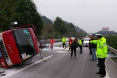 高速路突遇前車急?；蚣眲x車咋辦? 搞懂這兩點, 保住小命!