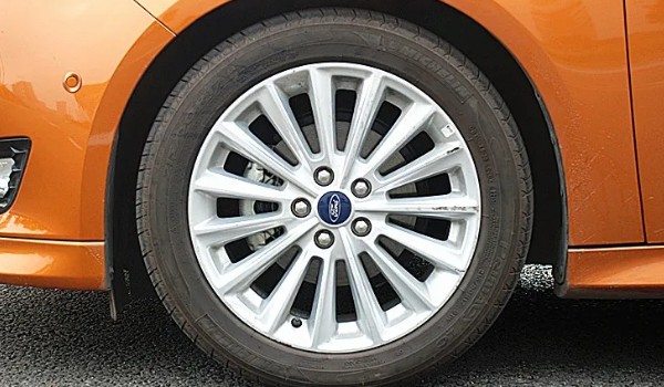 福特?？怂馆喬バ吞栆?guī)格 輪胎型號235/40 r18(固特異輪胎)