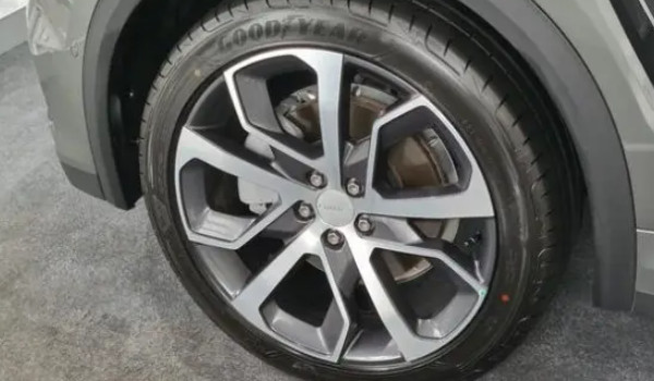 領克09輪胎尺寸是多少 輪胎尺寸275/45 r20(米其林輪胎)