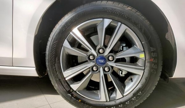 福睿斯輪胎型號是多少的 尺寸為205/50 r17(胎壓標準2.2-2.5)