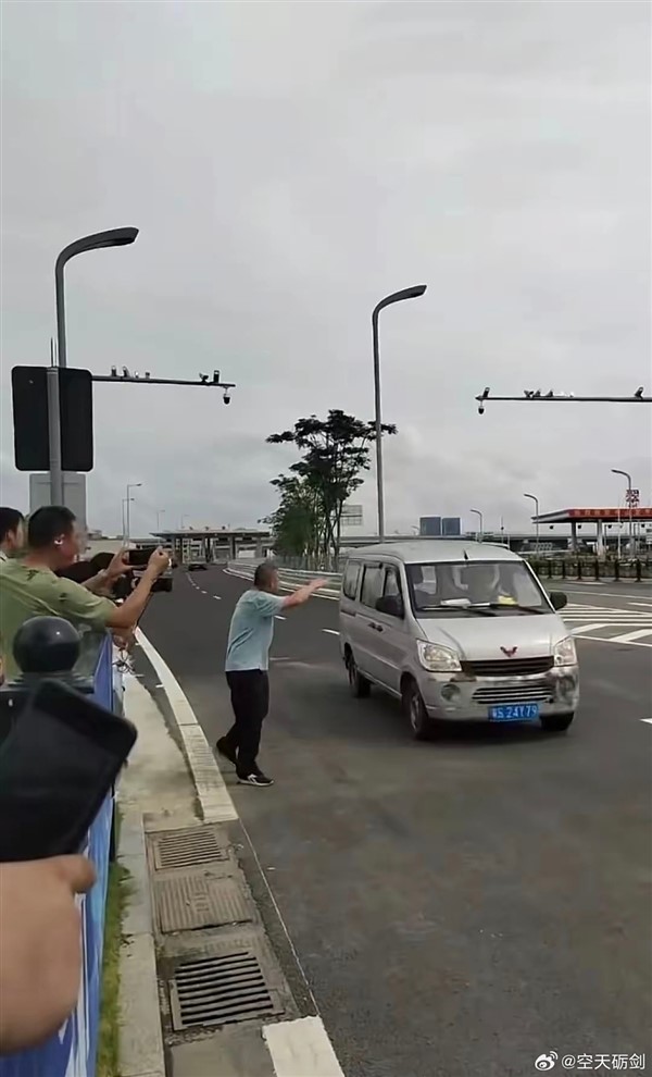 不是仰望U8 深中通道通車后到達首車出現：一臺五菱宏光